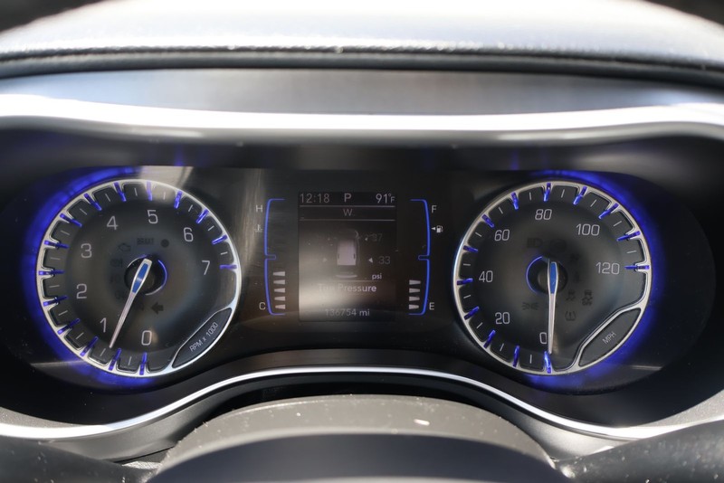 Chrysler Pacifica Vehicle Full-screen Gallery Image 25
