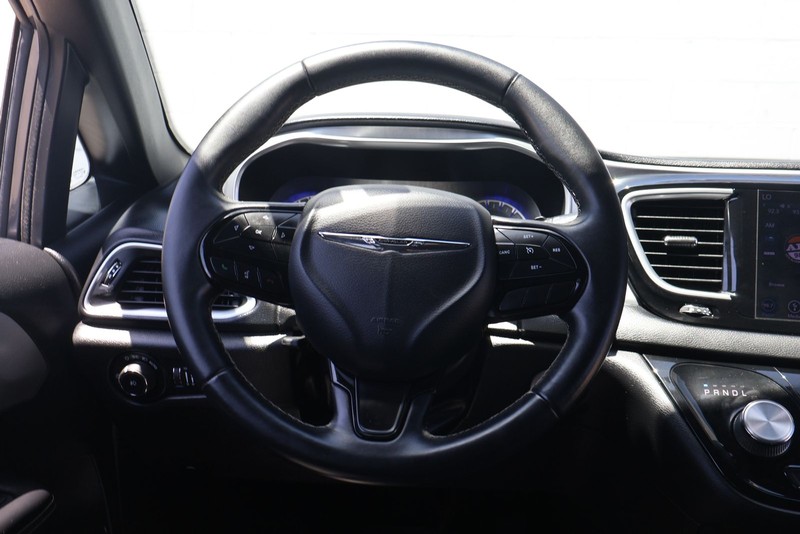 Chrysler Pacifica Vehicle Full-screen Gallery Image 26