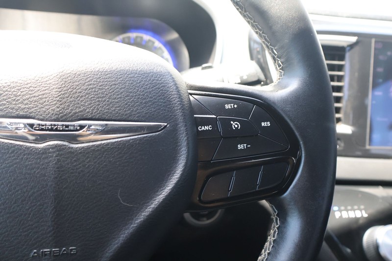 Chrysler Pacifica Vehicle Full-screen Gallery Image 28