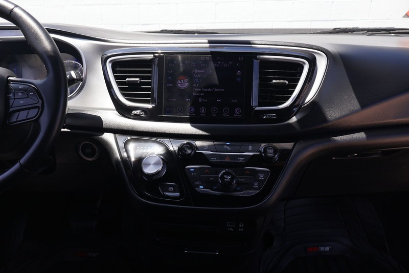 Chrysler Pacifica Vehicle Full-screen Gallery Image 29