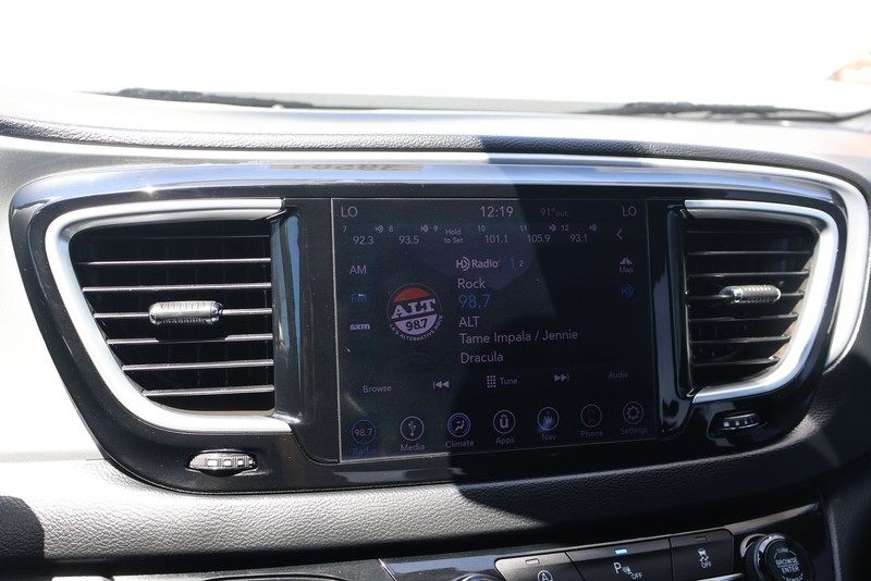 Chrysler Pacifica Vehicle Full-screen Gallery Image 30
