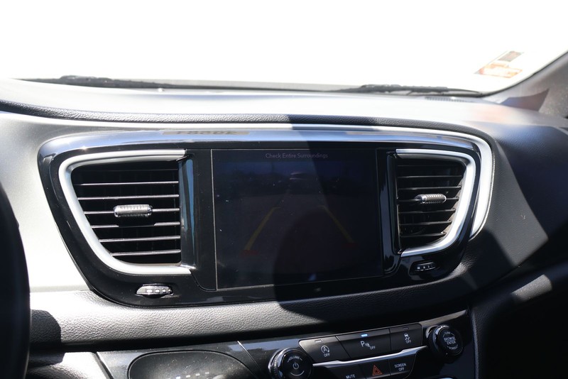 Chrysler Pacifica Vehicle Full-screen Gallery Image 31