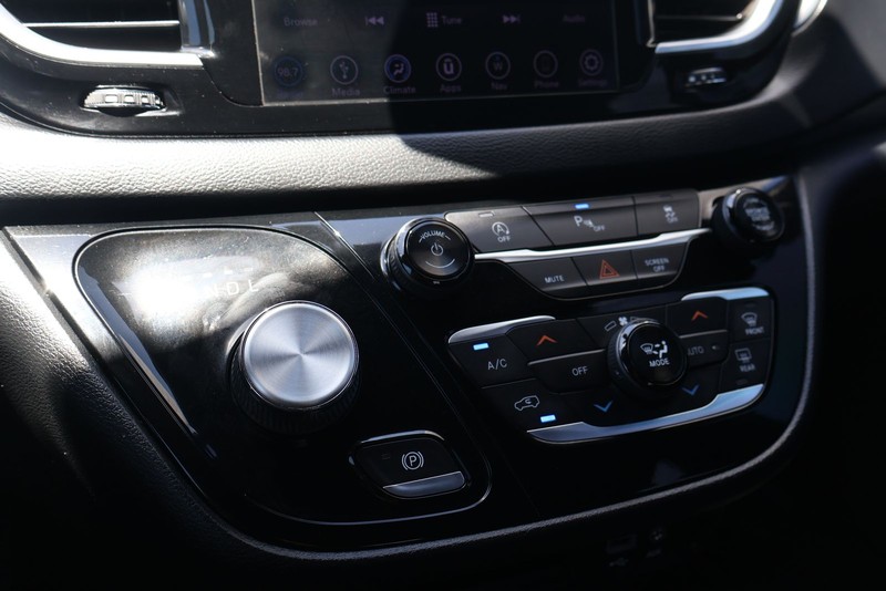 Chrysler Pacifica Vehicle Full-screen Gallery Image 32