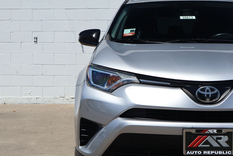 Toyota RAV4 Vehicle Full-screen Gallery Image 03