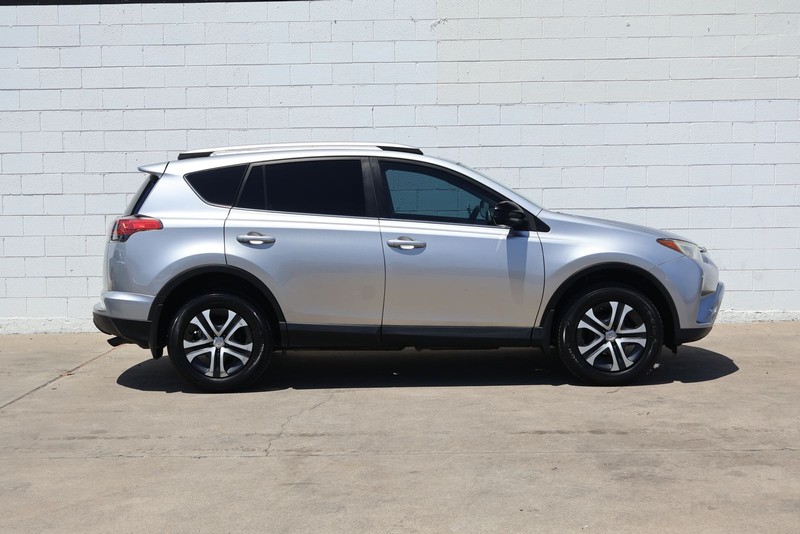 Toyota RAV4 Vehicle Full-screen Gallery Image 04
