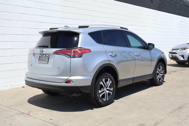 Toyota RAV4 Vehicle Full-screen Gallery Image 05