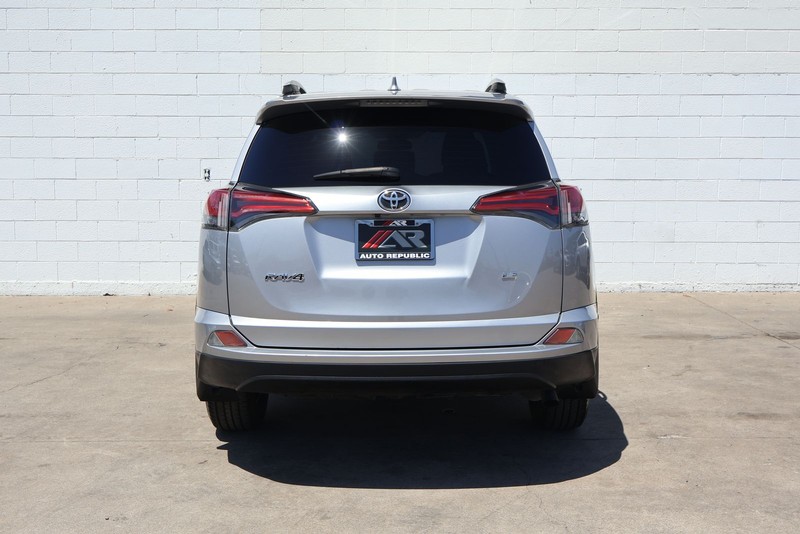 Toyota RAV4 Vehicle Full-screen Gallery Image 06