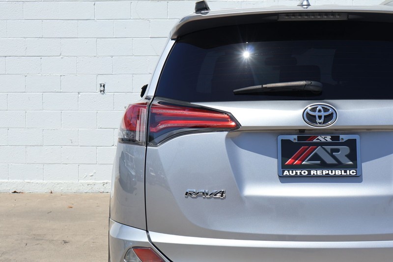 Toyota RAV4 Vehicle Full-screen Gallery Image 07