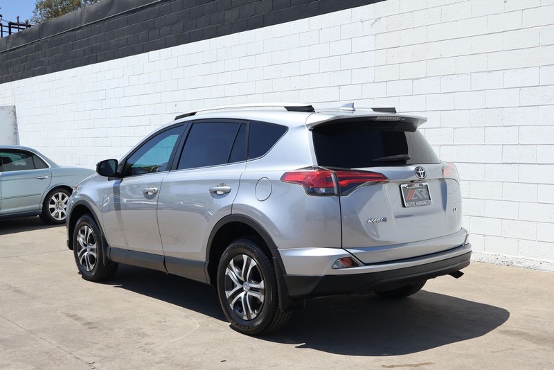 Toyota RAV4 Vehicle Full-screen Gallery Image 09