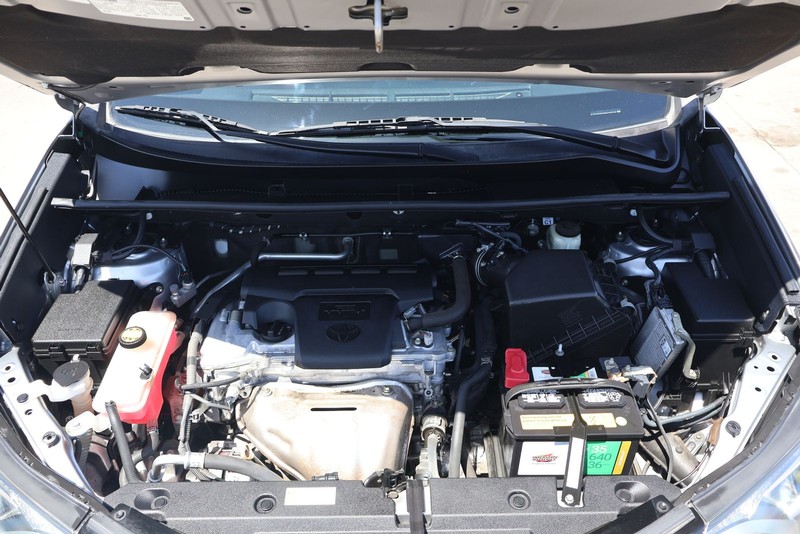 Toyota RAV4 Vehicle Full-screen Gallery Image 12