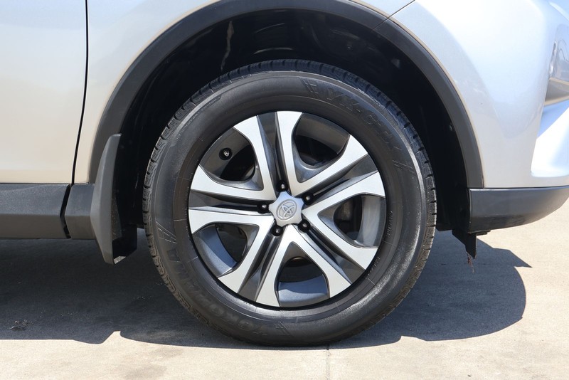 Toyota RAV4 Vehicle Full-screen Gallery Image 13