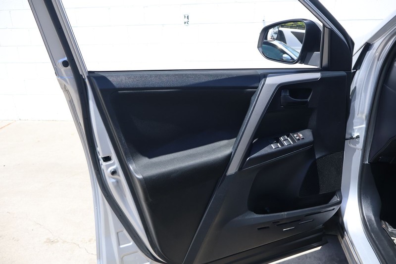 Toyota RAV4 Vehicle Full-screen Gallery Image 14