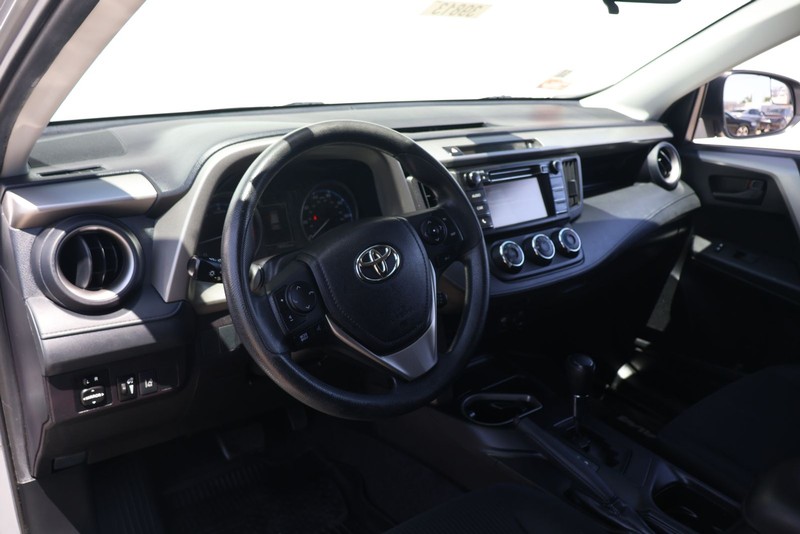Toyota RAV4 Vehicle Full-screen Gallery Image 15