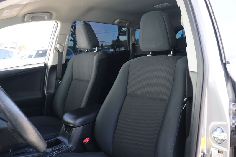 Toyota RAV4 Vehicle Full-screen Gallery Image 16