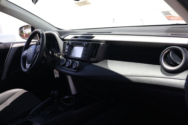 Toyota RAV4 Vehicle Full-screen Gallery Image 18