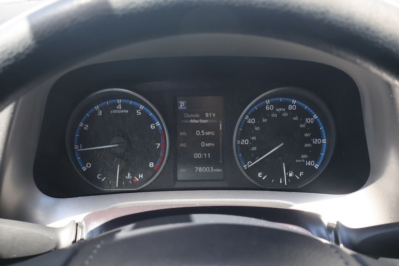 Toyota RAV4 Vehicle Full-screen Gallery Image 22