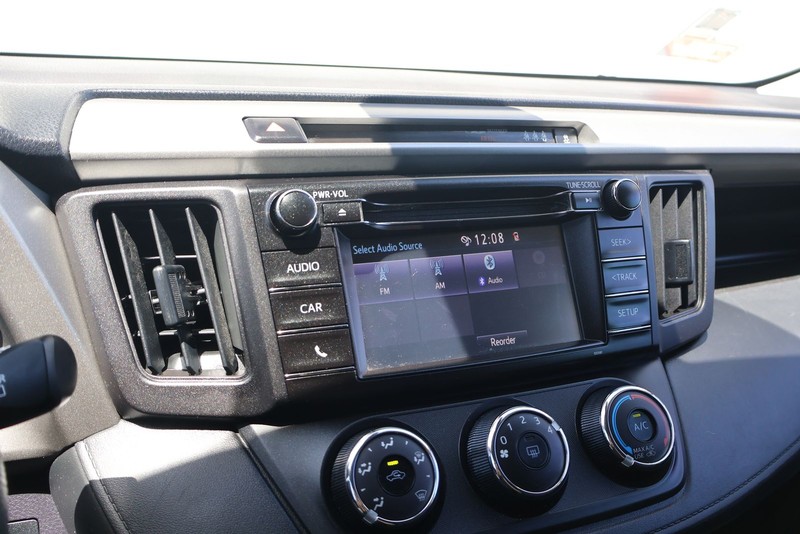 Toyota RAV4 Vehicle Full-screen Gallery Image 27