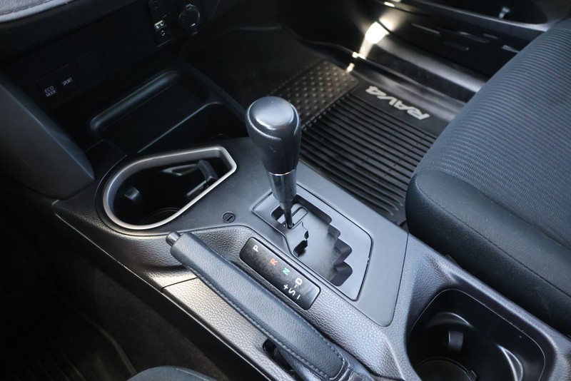 Toyota RAV4 Vehicle Full-screen Gallery Image 29