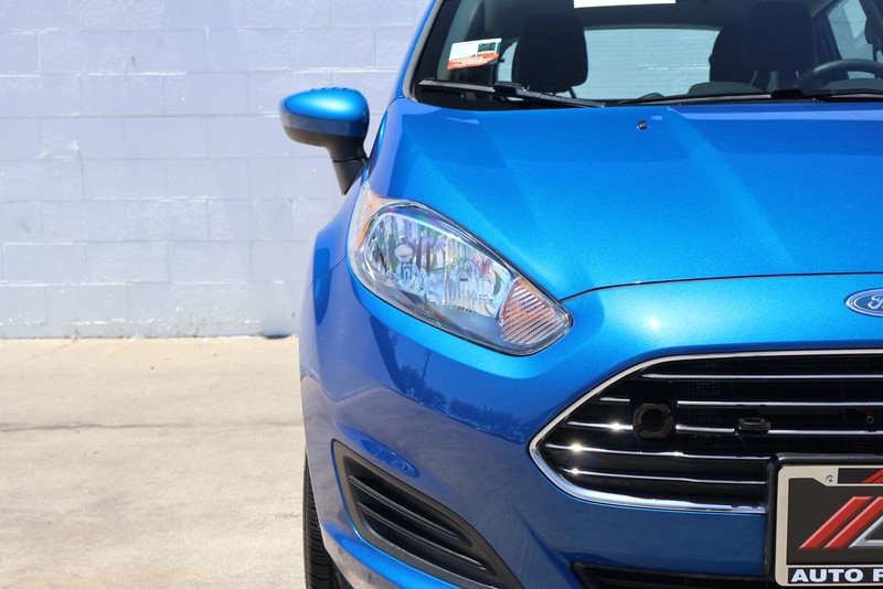 Ford Fiesta Hatchback Vehicle Full-screen Gallery Image 03
