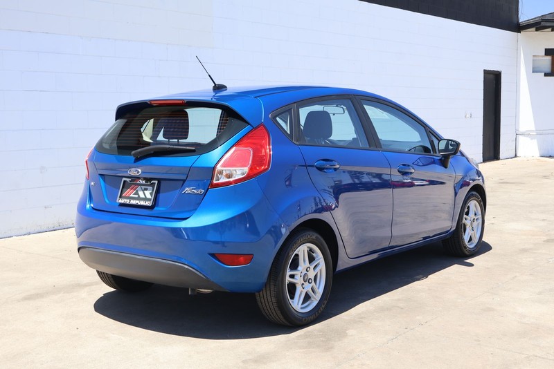 Ford Fiesta Hatchback Vehicle Full-screen Gallery Image 05