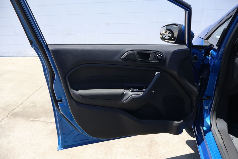 Ford Fiesta Hatchback Vehicle Full-screen Gallery Image 14