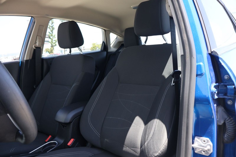 Ford Fiesta Hatchback Vehicle Full-screen Gallery Image 16