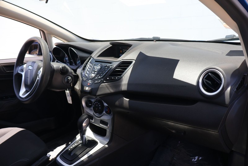 Ford Fiesta Hatchback Vehicle Full-screen Gallery Image 18