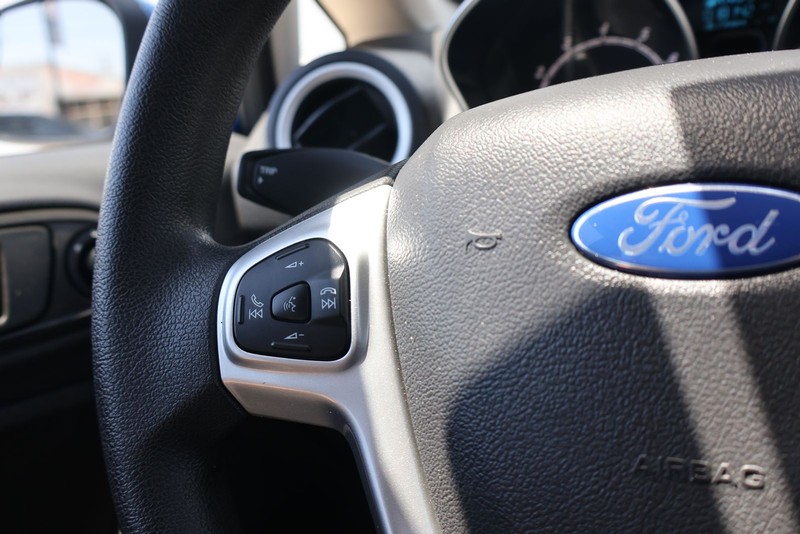 Ford Fiesta Hatchback Vehicle Full-screen Gallery Image 24