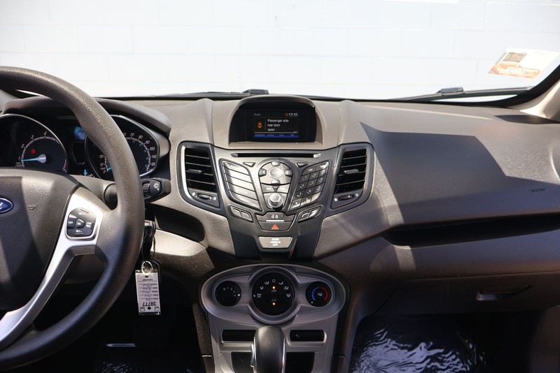 Ford Fiesta Hatchback Vehicle Full-screen Gallery Image 26
