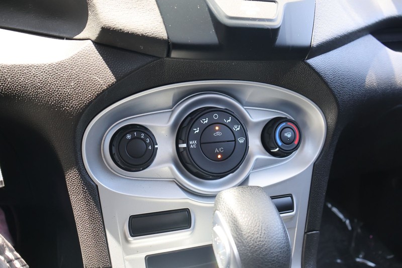 Ford Fiesta Hatchback Vehicle Full-screen Gallery Image 30
