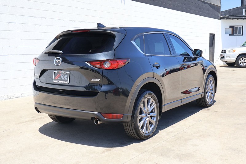 Mazda CX-5 Vehicle Full-screen Gallery Image 05