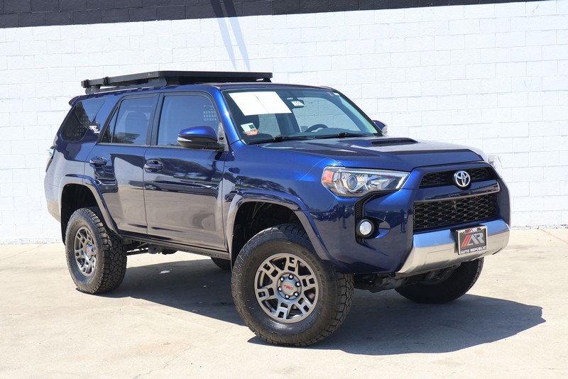Toyota 4Runner Vehicle Full-screen Gallery Image 01