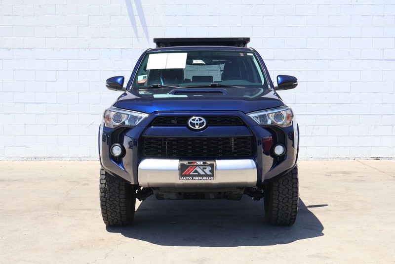 Toyota 4Runner Vehicle Full-screen Gallery Image 02