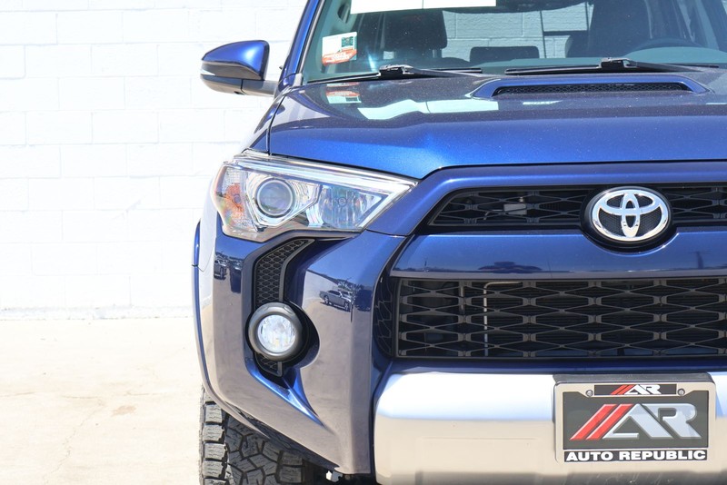 Toyota 4Runner Vehicle Full-screen Gallery Image 03