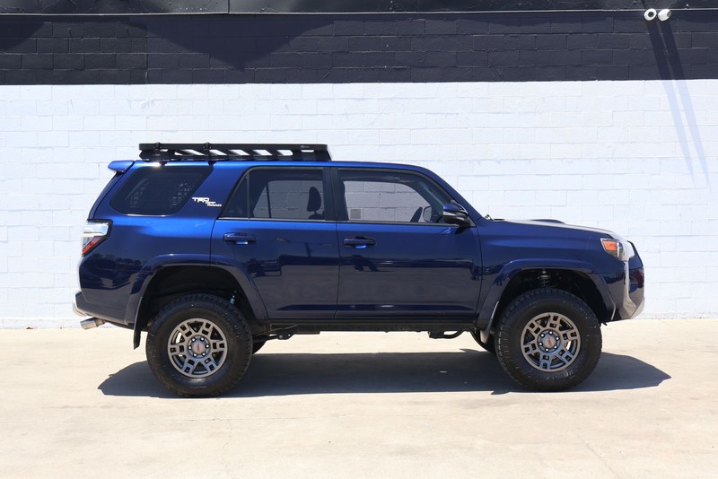 Toyota 4Runner Vehicle Full-screen Gallery Image 04