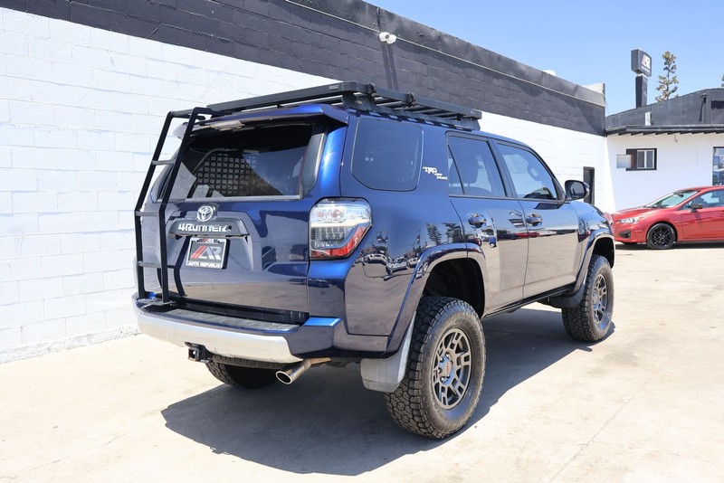 Toyota 4Runner Vehicle Full-screen Gallery Image 05