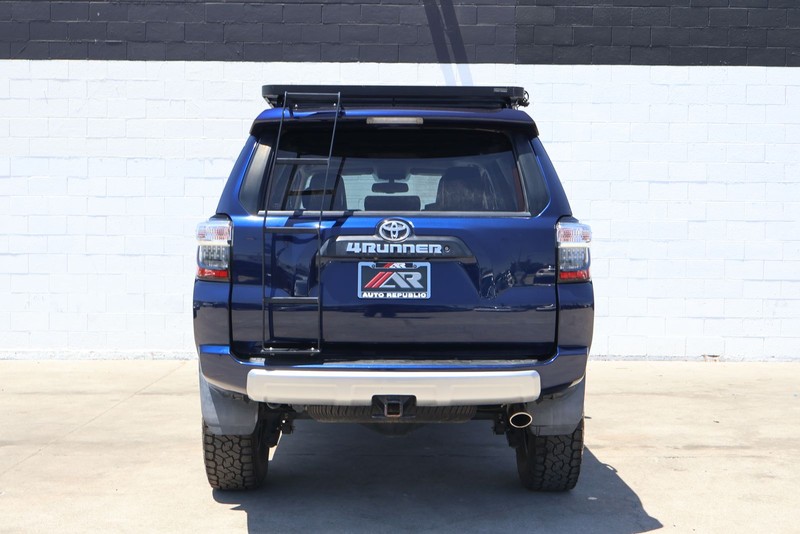 Toyota 4Runner Vehicle Full-screen Gallery Image 06