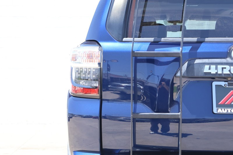 Toyota 4Runner Vehicle Full-screen Gallery Image 07