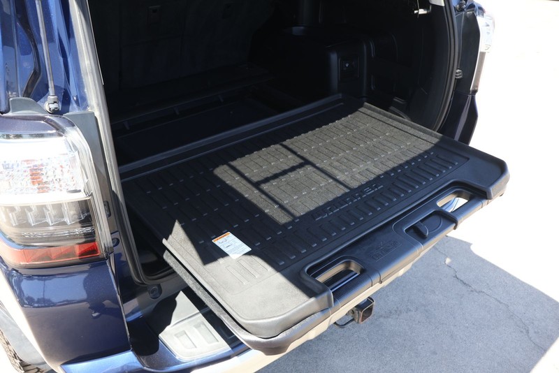 Toyota 4Runner Vehicle Full-screen Gallery Image 09