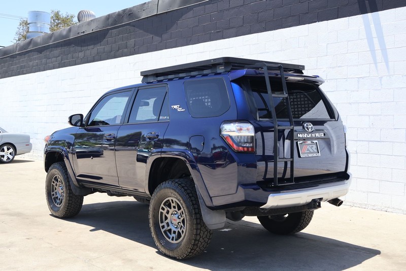 Toyota 4Runner Vehicle Full-screen Gallery Image 10