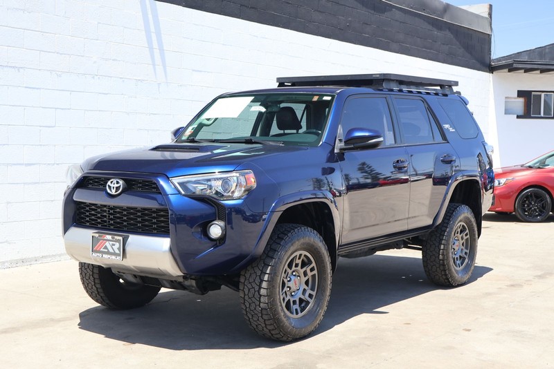 Toyota 4Runner Vehicle Full-screen Gallery Image 12