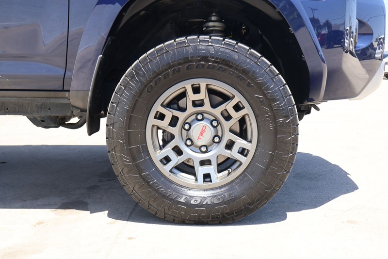 Toyota 4Runner Vehicle Full-screen Gallery Image 13