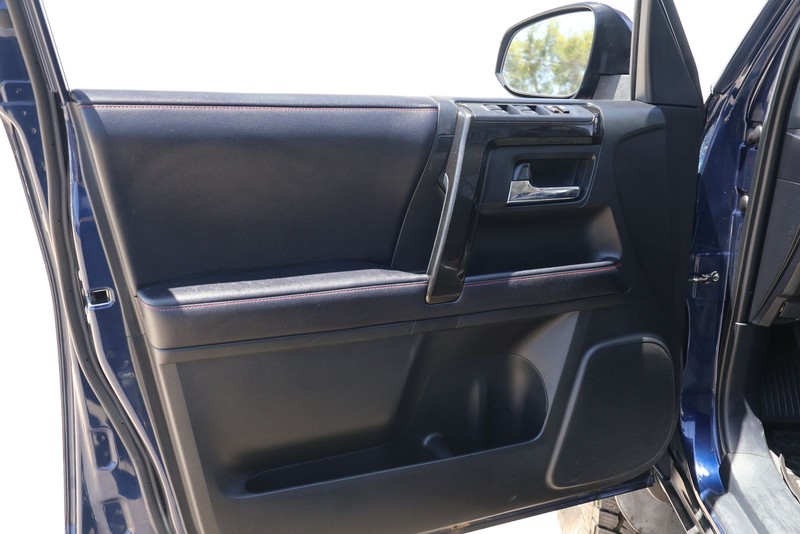 Toyota 4Runner Vehicle Full-screen Gallery Image 14