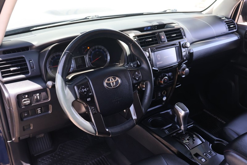 Toyota 4Runner Vehicle Full-screen Gallery Image 15