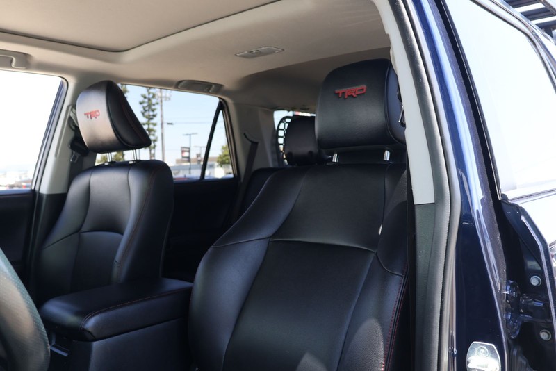 Toyota 4Runner Vehicle Full-screen Gallery Image 16