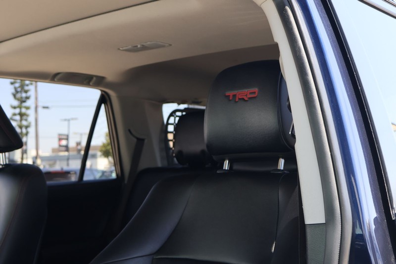 Toyota 4Runner Vehicle Full-screen Gallery Image 17