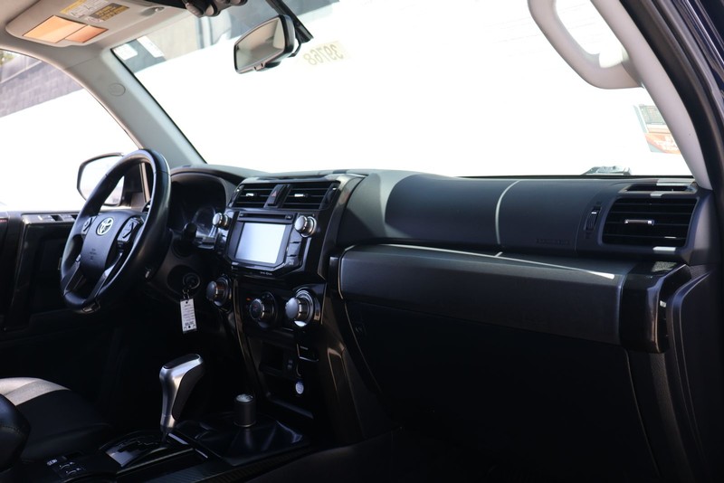 Toyota 4Runner Vehicle Full-screen Gallery Image 18