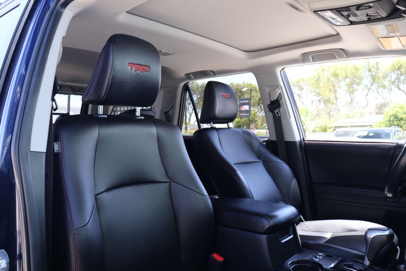 Toyota 4Runner Vehicle Full-screen Gallery Image 19