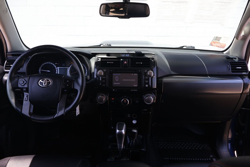 Toyota 4Runner Vehicle Full-screen Gallery Image 21