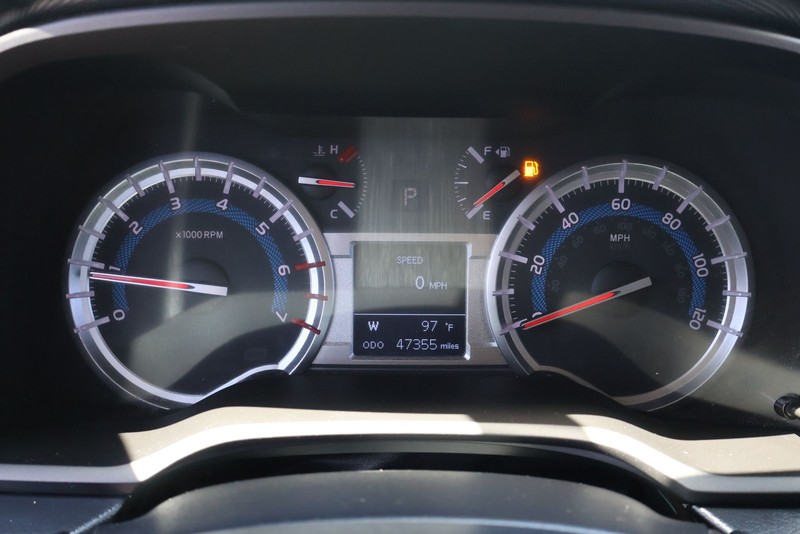 Toyota 4Runner Vehicle Full-screen Gallery Image 22